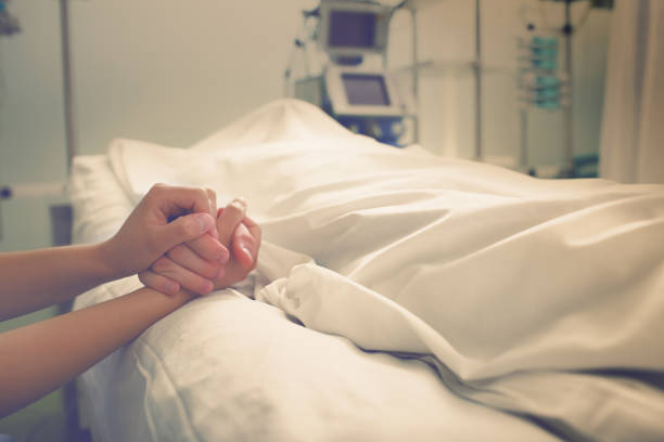 Woman mourns her husband, who died in a hospital. il est essentiel de disposer des courts de tennis bien construits et équipés de mesures de sécurité avancées.