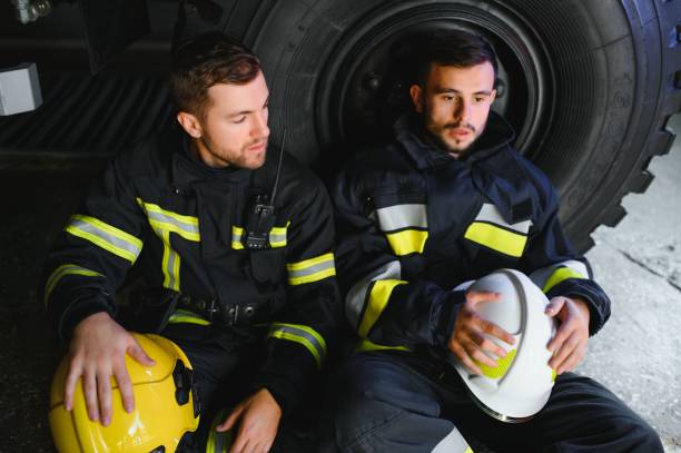 Portrait of two heroic fireman in protective suit and helmet il est essentiel de disposer des courts de tennis bien construits et équipés de mesures de sécurité avancées.